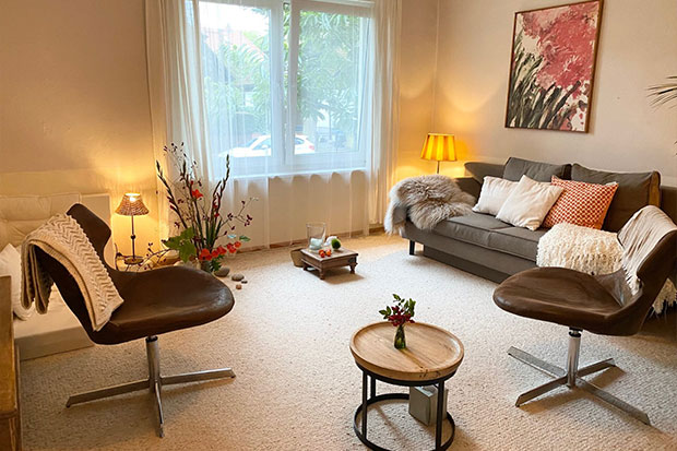 Der helle Therapieraum mit Sofa und Sesseln in Berlin-Lichtenrade